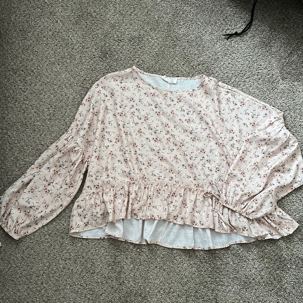 Peach Love boutique Flowy, floral top. Like New. Long sleeve and cropped fit.